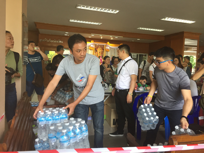志愿者小組在行動(dòng)，第一時(shí)間運(yùn)送水和食品等物資到現(xiàn)場(chǎng).JPG