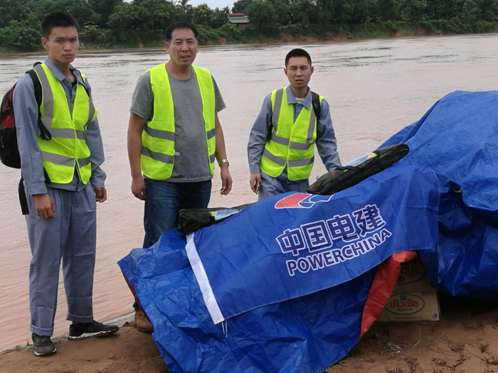 中國電建救援人員運(yùn)送救援物資.jpg