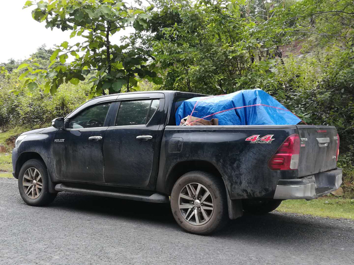 救災(zāi)車輛和物資奔赴現(xiàn)場.jpg