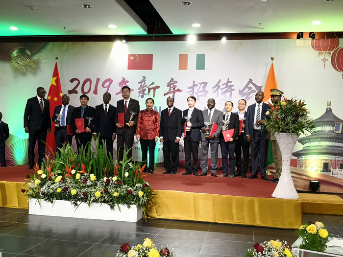 獲獎(jiǎng)企業(yè)與大使、科方政府代表合影留戀.jpg