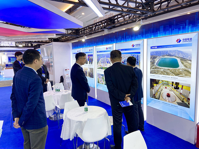 國(guó)科司司長(zhǎng)金海到電建展臺(tái)巡展.jpg