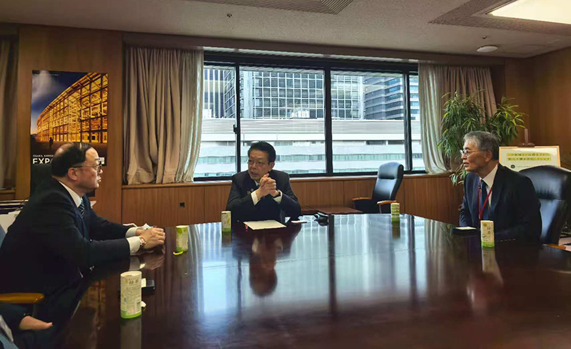 周家義在東京拜會日本經(jīng)濟(jì)產(chǎn)業(yè)省大臣武藤·容治.jpg